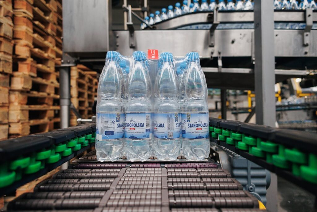 Butelki wody mineralnej na palecie przygotowane do transportu od producenta
