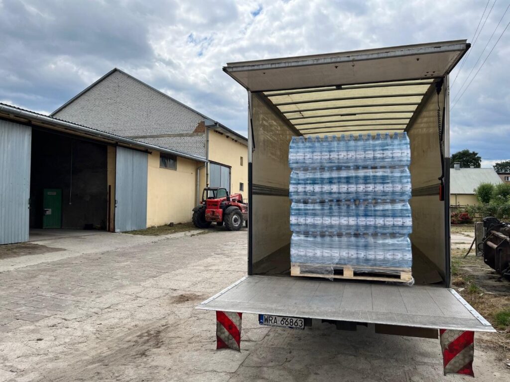 Butelki wody 1,5l Staropolska® ułożone na palecie – rozwiązanie dla biur i firm
