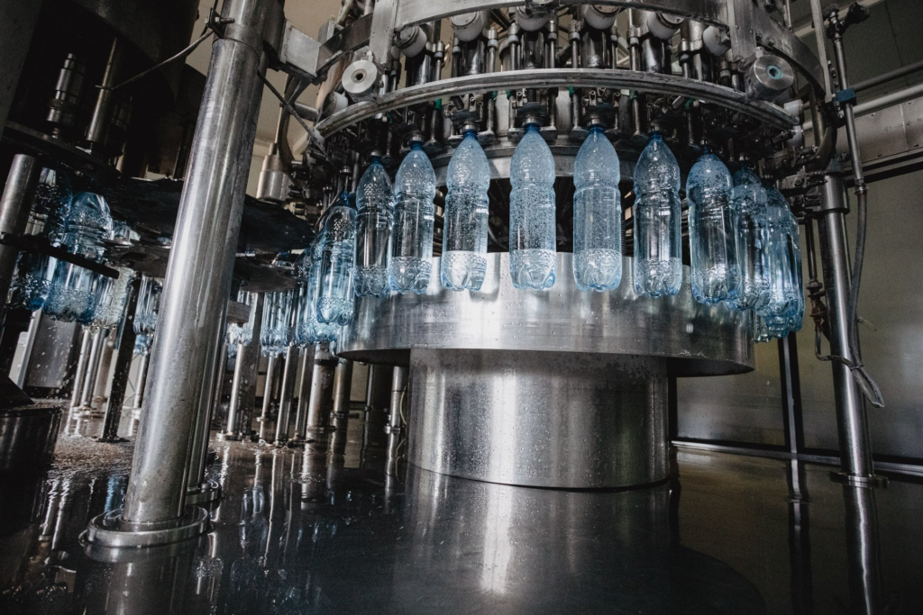 Butelki z wodą mineralną do biura i na produkcję – wybór wariantów i pojemności